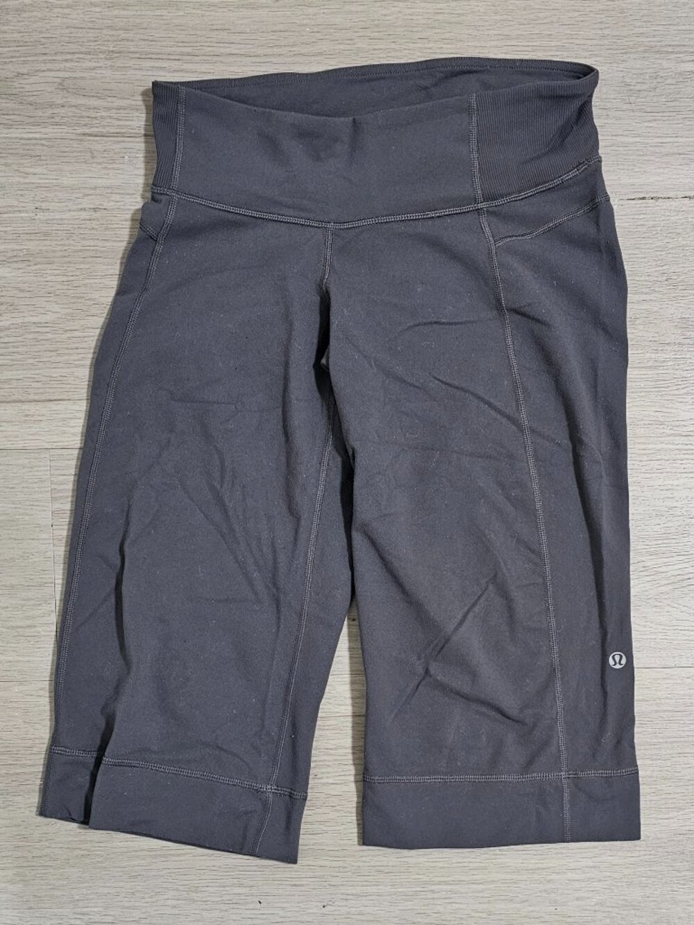 Lululemon Women´s 4 Charcoal Grey Groove Long Capri Shorts Athletic Activewear